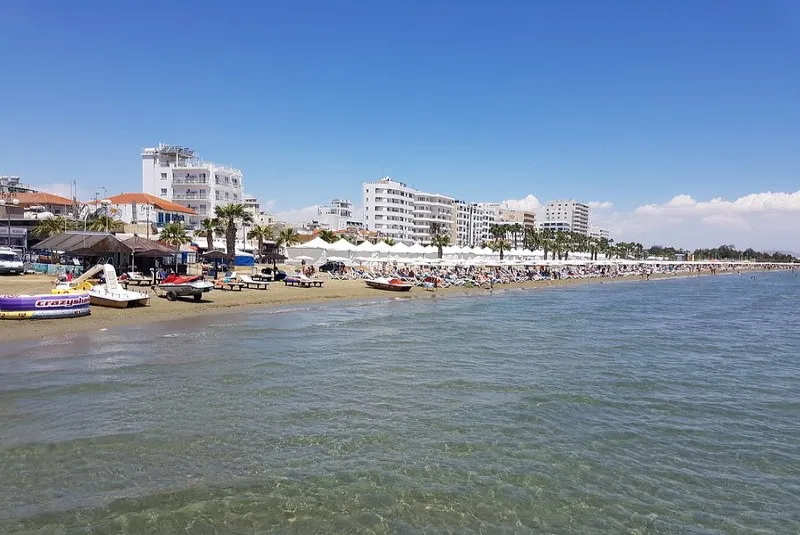 Plaża Finikoudes – wiele osób uważa to miejsce za idealne do opalania, a mniej atrakcyjne dla miłośników pływania