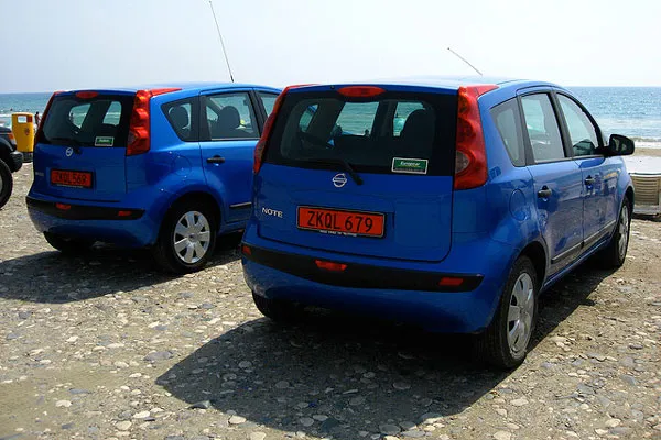 Nissan Note przy Kourion Beach (Limassol)