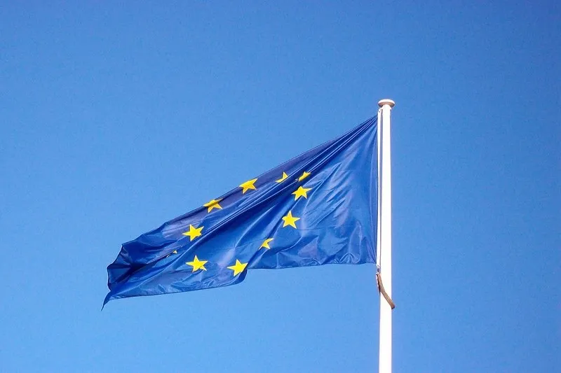 Cypr stał się członkiem Unii Europejskiej w 2004 r., równocześnie z Polską. Do strefy Euro przystąpił w roku 2008