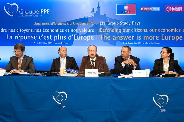 Od 2004 r. Cypr jest członkiem Unii Europejskiej. W czasie negocjacji akcesyjnych cypryjskiej dyplomacji przewodził Ioannis Kasoulides (na zdjęciu w samym środku)
