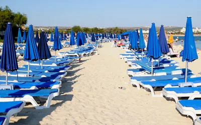 Podczas wylegiwania się na cypryjskiej plaży trzeba pamiętać o ochronie przed palącym słońcem