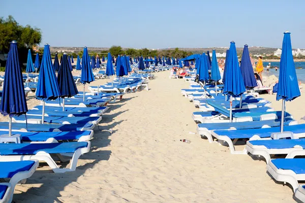 Podczas wylegiwania się na cypryjskiej plaży trzeba pamiętać o ochronie przed palącym słońcem