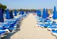 Podczas wylegiwania się na cypryjskiej plaży trzeba pamiętać o ochronie przed palącym słońcem
