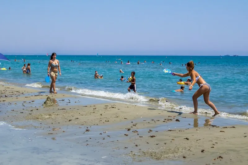 W pełni lata jest z reguły za gorąco na zwiedzanie wyspy, z kolei miesiące zimowe niezbyt nadają się na urlop na plaży