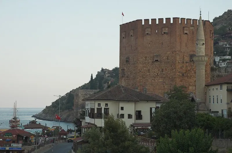 Ośmioboczna Czerwona Wieża (Kızılkule) z blankami nad portem w Alanyi