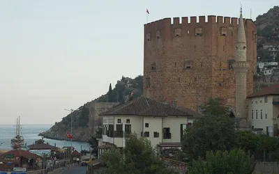 Ośmioboczna Czerwona Wieża (Kızılkule) z blankami nad portem w Alanyi