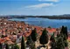 Panorama Szybenika z czerwonymi dachami starego miasta i zatoką – Dalmacja, kolebka śpiewu klapa