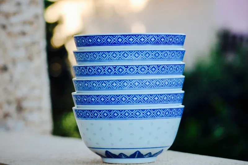 Stos porcelanowych miseczek z niebieskim wzorem