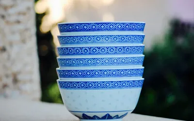 Stos porcelanowych miseczek z niebieskim wzorem