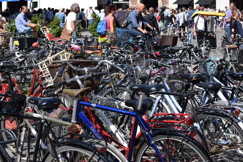 Setki rowerów zaparkowanych na placu w centrum Kopenhagi