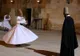 Wirujący derwisze w białych szatach podczas ceremonii sema