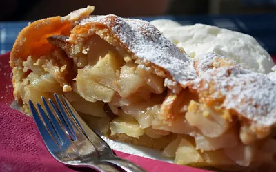 Pyszny strudel z jabłkami to popularny deser w Chorwacji