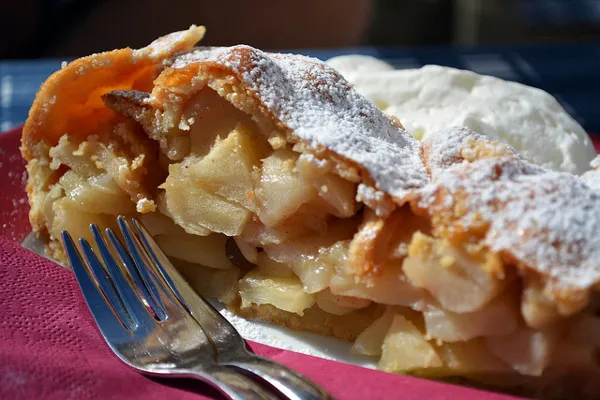 Pyszny strudel z jabłkami to popularny deser w Chorwacji