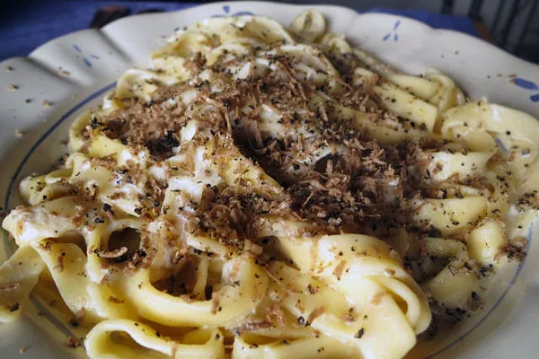 Makaron z truflami to jedno z wielu dań, jakich spróbować można w lokalnych restauracjach