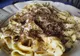 Talerz makaronu fettuccine posypanego startą truflą