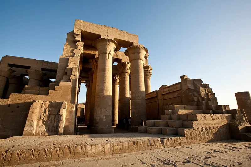 Kolumnada świątyni w Kom Ombo w popołudniowym słońcu