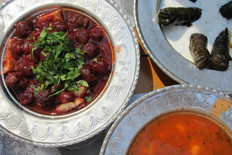 Dolmy w sosie jogurtowym (w prawym górnym rogu)