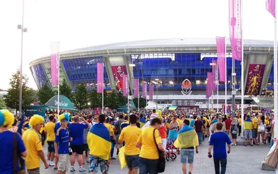 Kibice przed stadionem Donbas Arena w Doniecku