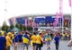Kibice przed stadionem Donbas Arena w Doniecku