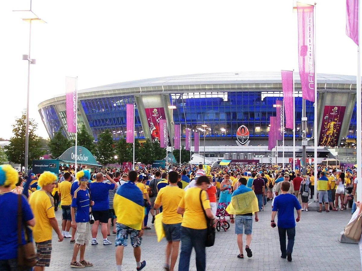 Kibice przed stadionem Donbas Arena w Doniecku