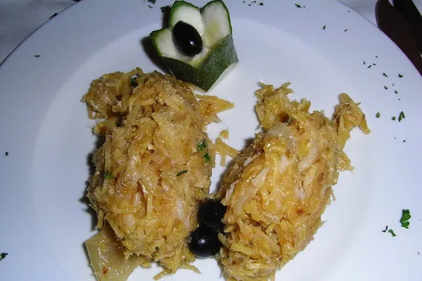 Bacalhau à Brás przygotowuje się z suszonego dorsza i ziemniaków