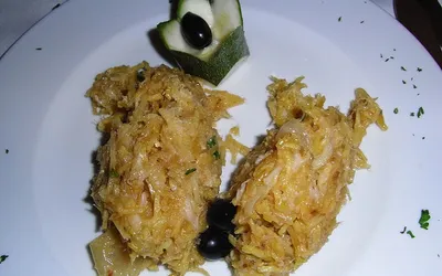 Bacalhau à Brás — tradycyjne portugalskie danie z solonym dorszem, ziemniakami i jajkiem