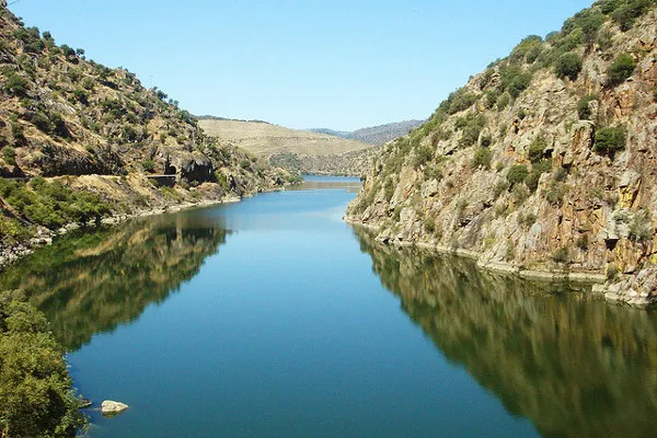 Douro między skalistymi zboczami, odbijającymi się w wodzie