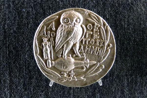 Wizerunek sowy na starożytnej monecie o nominale 4 drachm – tetradrachmie, Muzeum Numizmatyczne w Atenach