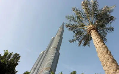 Iglica Burdż Chalifa, najwyższego budynku świata, na tle nieba w Dubaju