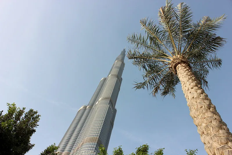 Iglica Burdż Chalifa, najwyższego budynku świata, na tle nieba w Dubaju