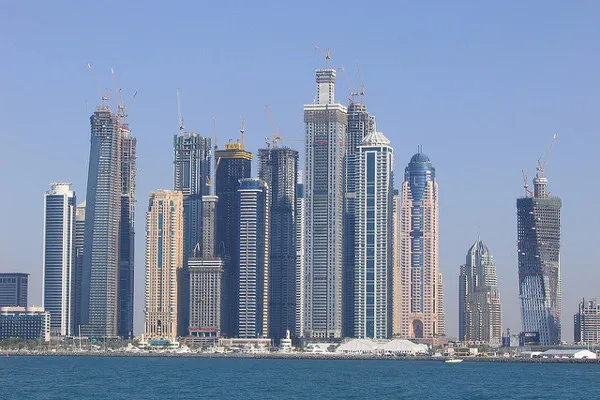 Wieżowce Dubai Marina widziane od strony morza