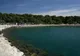 Zatoka z plażą Dražica w Biogradzie na Moru, otoczona sosnowym lasem
