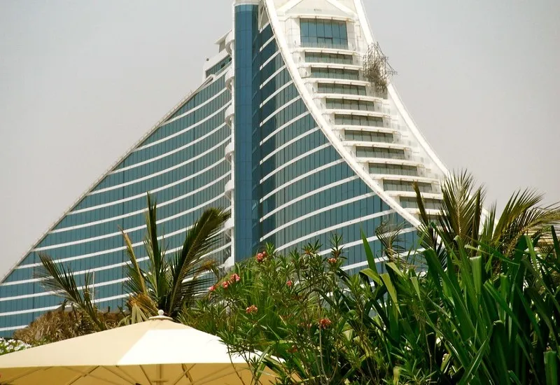 Upewnijmy się, co obejmuje cena wycieczki last minute do Dubaju i z jakimi dodatkowymi kosztami musimy się liczyć