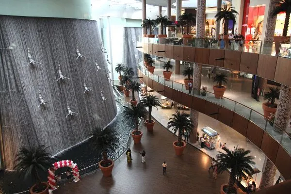 Na terenie centrum Dubai Mall znajduje się ponad 1200 sklepów