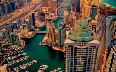 Widok z lotu ptaka na wieżowce i kanał Dubai Marina z przystanią jachtową