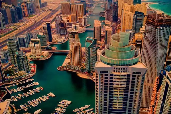 Widok z lotu ptaka na wieżowce i kanał Dubai Marina z przystanią jachtową