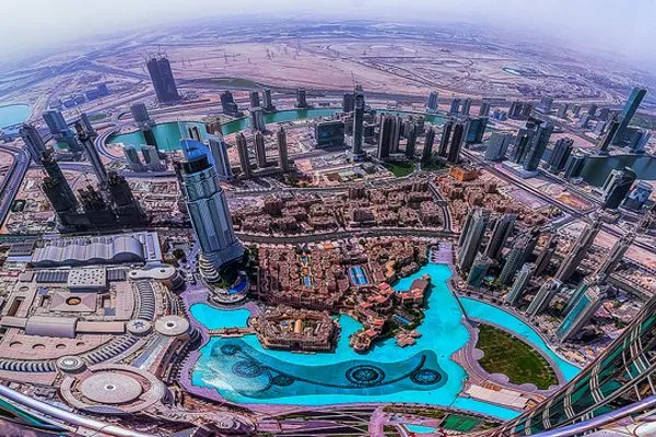 Widok z góry na Downtown Dubai, wieżowce i jezioro z fontannami