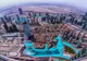 Widok z Burdż Chalifa na jezioro z fontanną, Dubai Mall i wieżowce centrum Dubaju