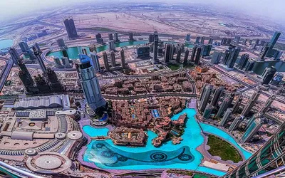 Widok z Burdż Chalifa na jezioro z fontanną, Dubai Mall i wieżowce centrum Dubaju