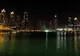 Nocna panorama wieżowców Downtown Dubai odbijających się w wodzie jeziora