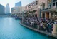 Tłum zwiedzających przy fontannie w Dubai Mall