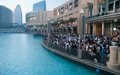 Tłum zwiedzających przy fontannie w Dubai Mall