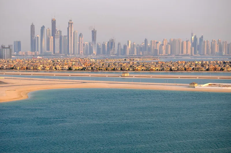 Panorama wieżowców Dubai Marina widziana znad domów na Palm Jumeirah