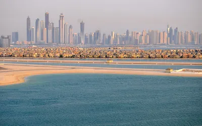 Panorama wieżowców Dubai Marina widziana znad domów na Palm Jumeirah