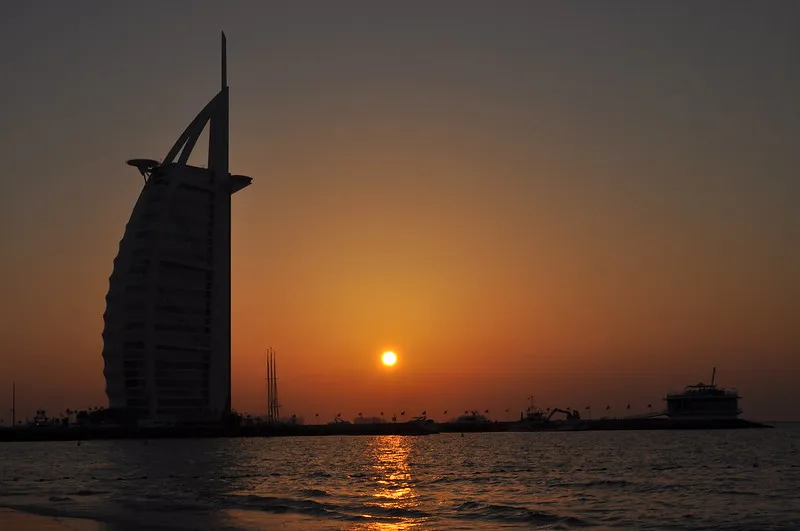 Burj Al Arab o zachodzie słońca