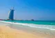 Piaszczysta plaża w Dubaju z widokiem na hotel Burdż al-Arab