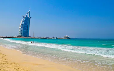 Piaszczysta plaża w Dubaju z widokiem na hotel Burdż al-Arab