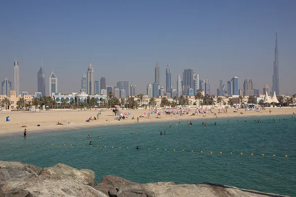 Plaże publiczne w Dubaju bywają mocno zatłoczone, zwłaszcza w weekendy