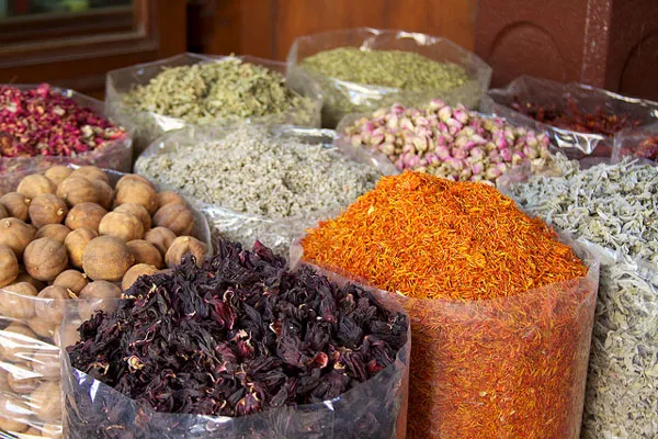 Kolorowy i aromatyczny targ z przyprawami – Spice Souk