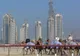 Wyścig wielbłądów na tle wieżowców Dubaju